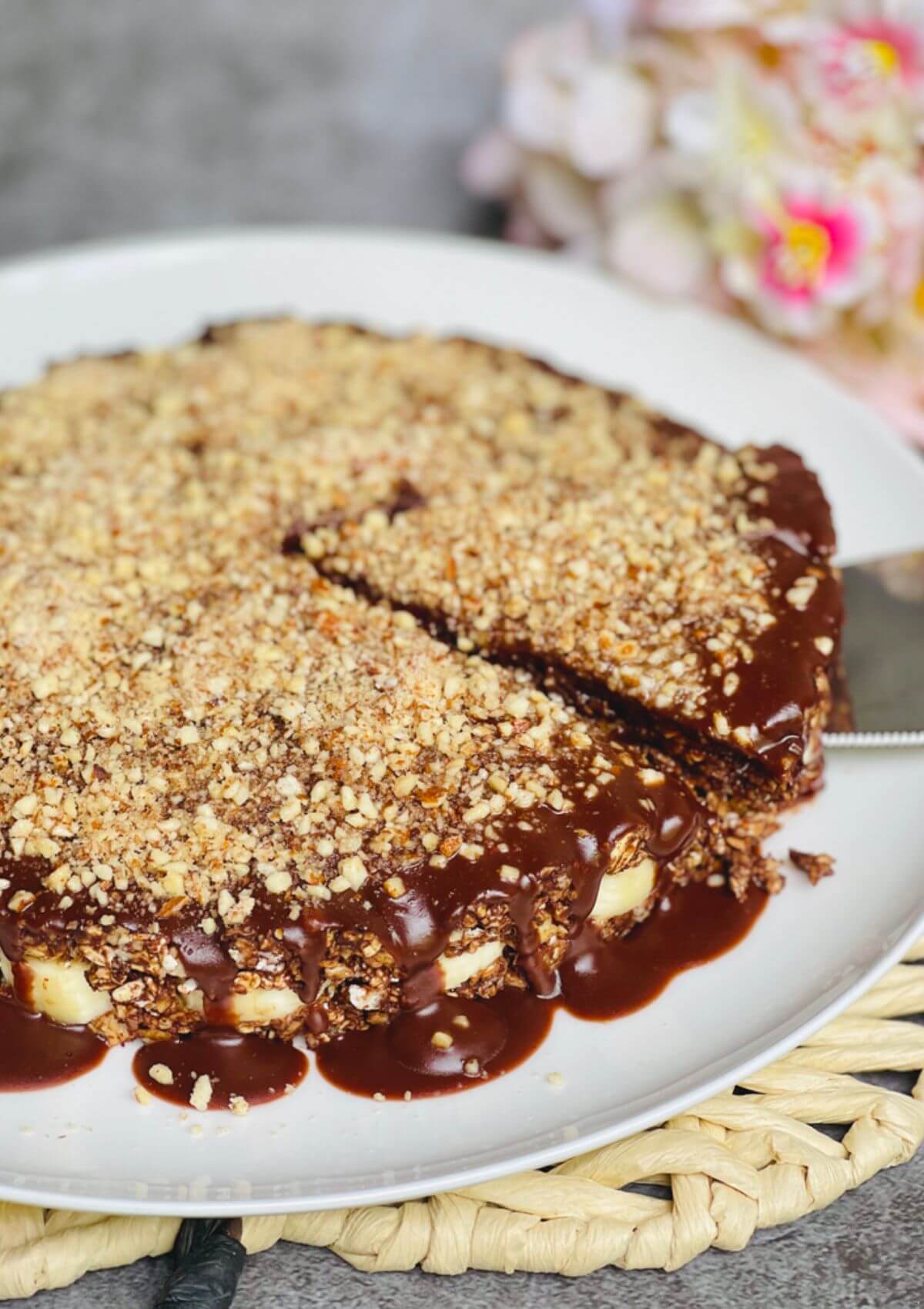 Delectable no-bake banana cake, a sweet and creamy dessert.