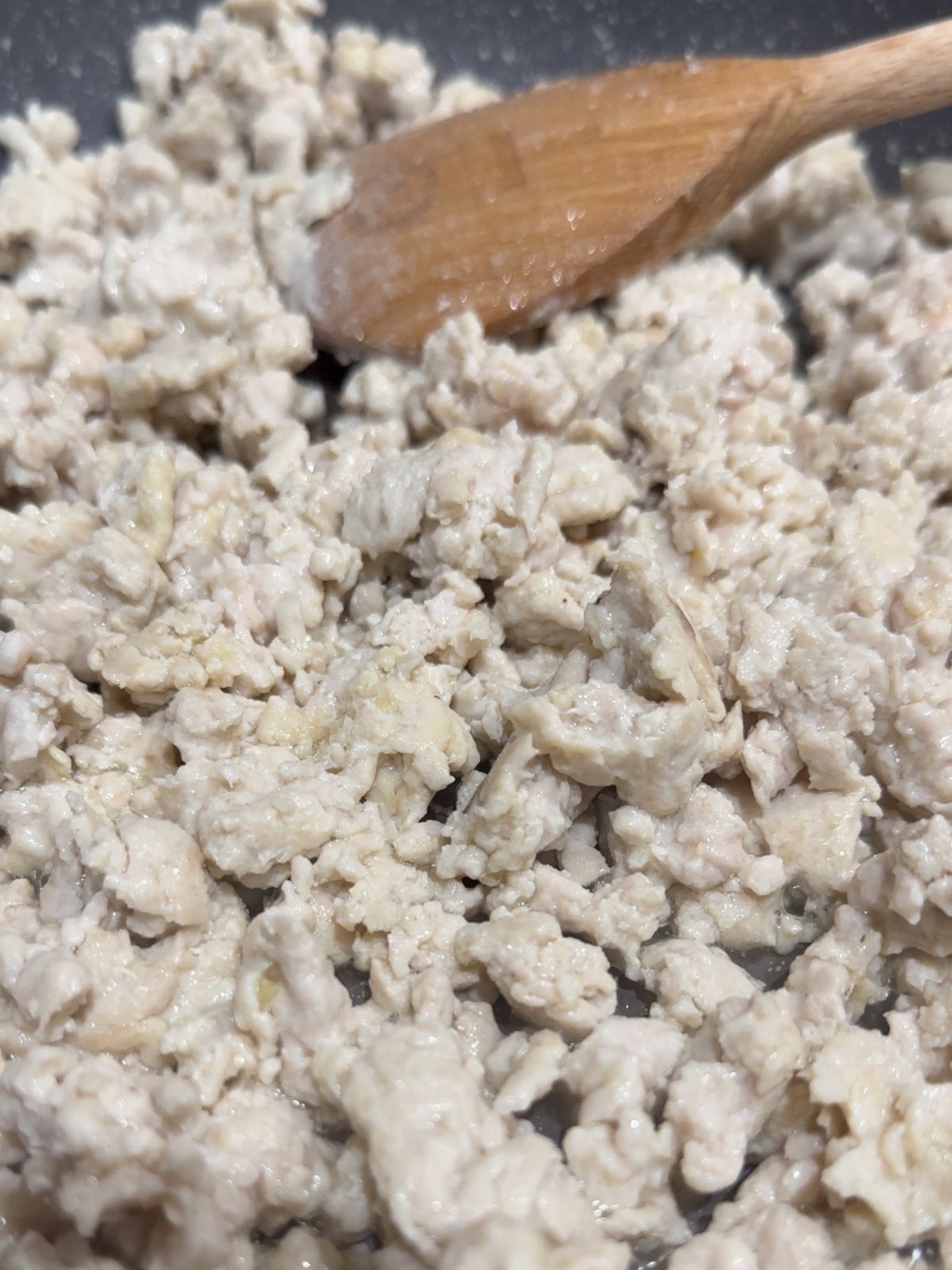 Pan with sizzling sunflower oil and cooked turkey mince meat.