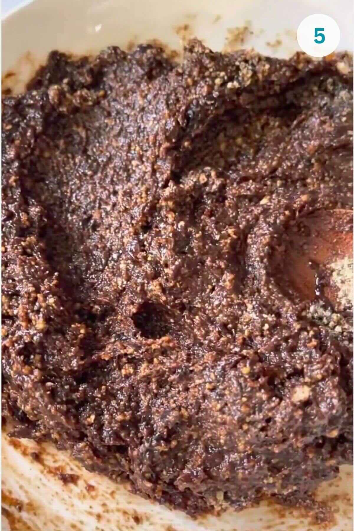 Jam mixed with grated nuts, ready to use as filling.