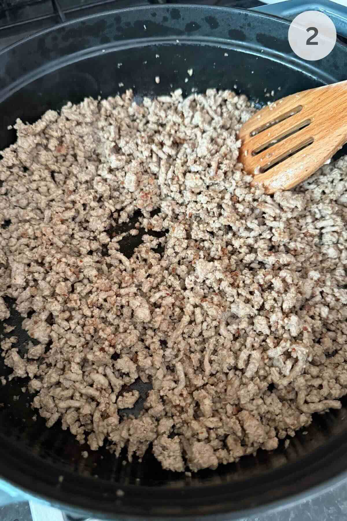 Cooked ground turkey in a ceramic pan. 
